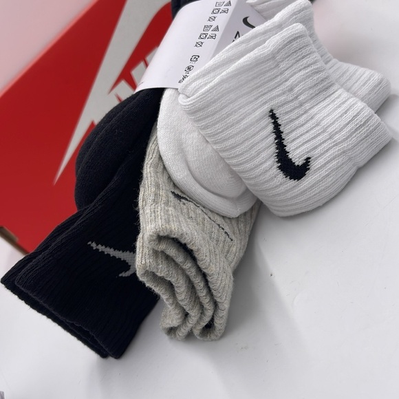 Nike Everyday Cushioned Training Crew Socks (3 Pairs)
Size M - m6-8; w6-10; - Picture 14 of 16